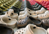 Những đôi dép “xấu xí” mang tên Crocs Những đôi dép “xấu xí” mang tên Crocs