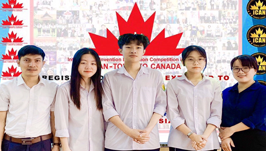Học sinh Lào Cai giành huy chương Bạc cuộc thi Sáng tạo Quốc tế tại Canada Học sinh Lào Cai giành huy chương Bạc cuộc thi Sáng tạo Quốc tế tại Canada