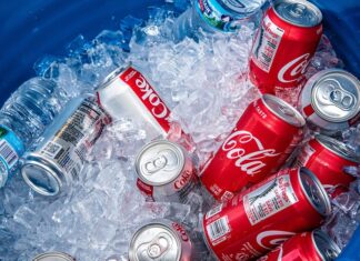 Coca-Cola bị cáo buộc “đánh cắp” giọng hát của huyền thoại Johnny Cash trong quảng cáo mới Coca-Cola bị kiện, Johnny Cash giọng hát AI, đạo nhạc sử dụng AI, tranh chấp quyền sở hữu trí tuệ, quyền liên quan (quyền của người biểu diễn), sử dụng công nghệ AI trong quảng cáo, vi phạm bản quyền âm nhạc, quảng cáo gây tranh cãi,
